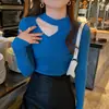 Suéter rojo de cuello halter 2026, blusa base de punto hueca off-shoulder para otoño e invierno para mujer, con un diseño sutilmente elegante