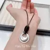 Colar com pingente circular oco minimalista estilo coreano para mulheres, acessório versátil de nicho de alta qualidade, corrente de clavícula única e personalizada