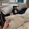 Juego de Sábanas a Cuadros de Algodón Lavado con Hilo Esponjoso Estilo Muji para Dormitorio Estudiantil, Juego de Cuatro Piezas, Incluye Sábana Plana, Sábana Ajustable y Funda de Edredón, Juego de Tres Piezas