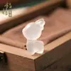 Collar de Calcedonia Blanca Natural de Alta Calidad con Colgante 3D de Ciervo, Gato y Mariposa de Ágata, Mismo Estilo que en Xiaohongshu, Colgante de Jade