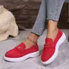 Mocassins casuais fáceis de calçar para mulheres, novo estilo 2026, bico redondo, sola grossa, detalhe de corrente, sapatos casuais slip-on, disponíveis em tamanhos grandes