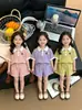 2026 Nuevo Estilo Traje de Verano para Niñas Estilo Coreano con Solapa y Mangas Cortas con Cerezas de Dibujos Animados Conjunto de Dos Piezas, Elegante Pantalones Cortos Estilo Princesa