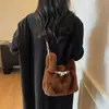 Bolso de mano pequeño y mullido más vendido para otoño e invierno para mujer, nuevo bolso cruzado versátil de moda 2026, bolso de felpa súper popular