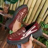 Zapatos de Salón Individuales para Mujer Modelo Nuevo 2025 Estilo Británico Suela Gruesa Punta Redonda Patrón de Piedra Mocasines Slip-On Venta al por Mayor