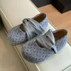 Nueva colección de otoño 2026 para mujer: elegantes zapatillas Mary Jane tipo ballet con punta poco profunda, que presentan un patrón de lunares grandes y un tacón de cuña oculto
