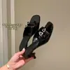 Sapatos de Salto Alto Bloco com Bico Quadrado de Design Exclusivo para Mulheres, Novo Estilo Verão 2025, Sandálias Estilo Francês com Tira de Strass em Formato de Coração