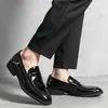 Zapatos de charol brillante de gran tamaño para hombre, patente 2026, zapatos formales casuales de caballero, zapatos para sesión de fotos de boda de novio para hombre