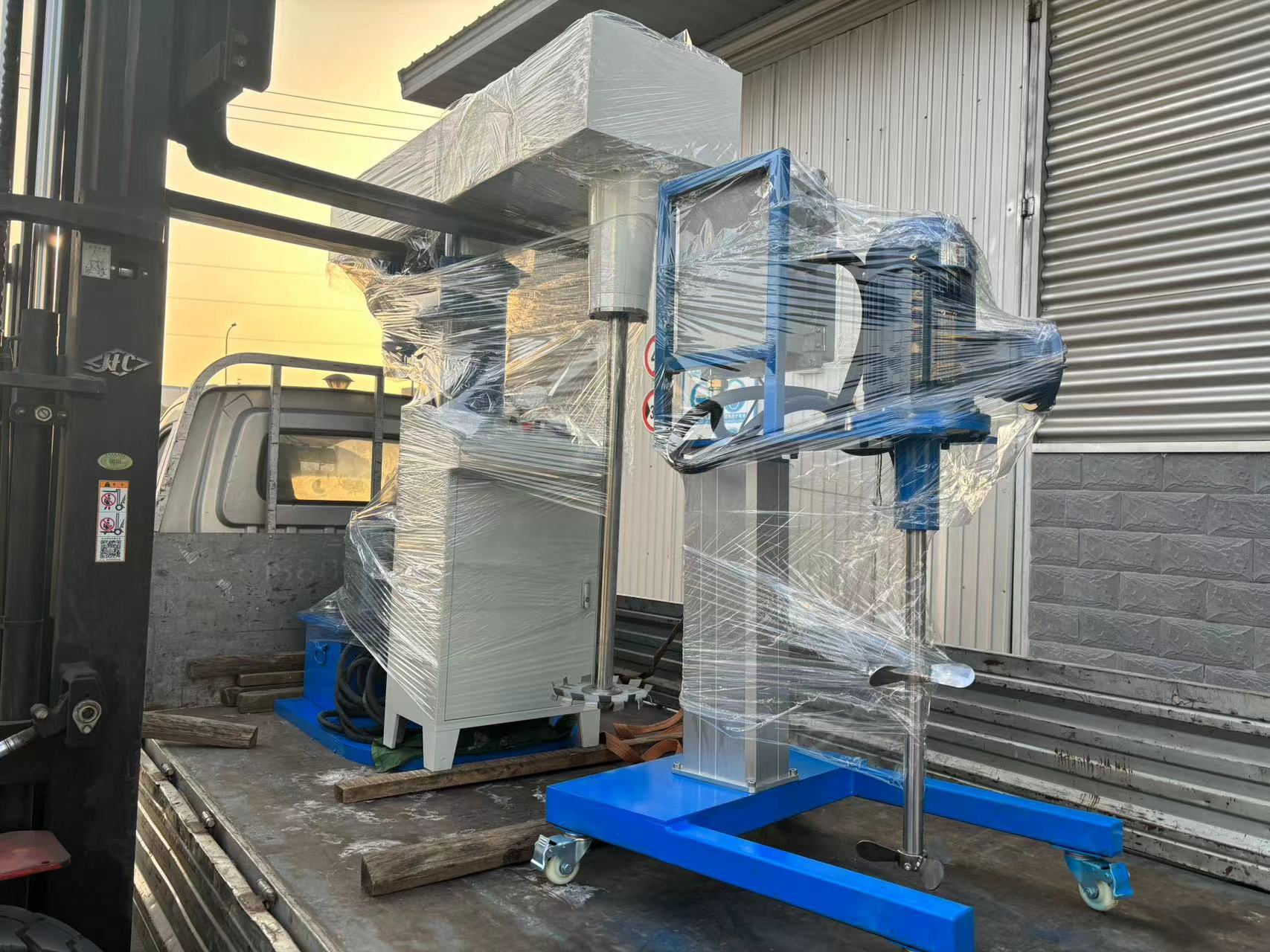 5.5kw半防爆液压升降分散机装车1