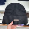 Gorro de punto con etiqueta de moda de estilo coreano para mujer, gorro de lana cálido con protección para los oídos para otoño e invierno, gorro pequeño informal que combina con todo para hombre.