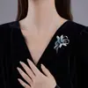 Exquisito y versátil broche floral azul, un accesorio de alta gama que irradia elegancia y sofisticación, perfecto para añadir un toque de lujo a cualquier atuendo.
