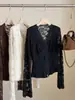 Top de crochê com renda em V estiloso para mulheres, nova coleção de início de outono, sexy e chique, camada interna modeladora, blusa básica