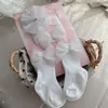 Conjunto de meias de renda com laço e faixa de cabeça para bebê, meias florais até a panturrilha para bebês meninas, caixa de presente para sessão de fotos de recém-nascidos