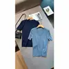 Hongmi Apparel/2026 Blusa de tricô com gola U de manga curta para mulheres, modelagem justa, afina a silhueta, cor sólida, fina, adequada para o trabalho, blusa elegante