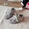 Zapatillas de otoño nuevas estilo vintage para niñas, con velcro antideslizante, suela blanda, zapatillas de entrenamiento alemanas, zapatos casuales para niños, zapatos para niños