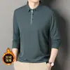 Atractiva y asequible, la nueva camiseta polo para hombre 2025 es una prenda básica suelta, casual, moderna y versátil, con forro polar, para otoño e invierno.