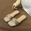 Sandálias abertas simples em cetim estilo francês para mulheres, para uso externo no verão, novos sandálias de salto baixo estilo de férias 2026