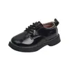 Zapatos pequeños de piel 2025 primavera y otoño nuevos estilo británico con cordones zapatos de actuación para estudiantes niños y niñas niños medianos y grandes zapatos de vestir