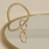 Moda Japonesa y Coreana Elegante Anillo de Acero de Titanio Oro Rosa 18k para Mujer Diamante Único Concha Blanca Simple Estilo Frío Anillo de Dedo Joyería