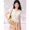 Camisa de punto acanalado con cuello retorcido y manga corta para mujer, verano, con mangas acampanadas, estilizante, elegante, top ligero en blanco y morado