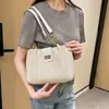 Bolsas para Mujer Primavera y Verano Nuevo Estilo Bolso de Mano con Anillo Personalizado Moda Bolso Cubo Tejido de Color Contrastante Envío Directo