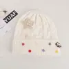 Touca colorida estilo coreano com botão de torção e lã, chapéu de tricô quente para meninas, chapéu para clima frio que afina o rosto para atividades ao ar livre, chapéu à prova de vento para estudantes