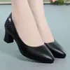 Zapatos de trabajo versátiles de cuero suave, zapatos de tacón medio sencillos para mujer, nuevo estilo otoño 2026, zapatos pequeños de cuero, punta fina, tacón grueso, boca poco profunda, zapatos de madre