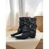 Primer encuentro: Botas retro de punta, que realzan la altura, elegantes, con hebilla de cinturón y tacón grueso, perfectas para un look de vaquero occidental.