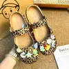El mismo estilo que en Xiaohongshu: Zapatos de ballet KT con estampado de leopardo decorativo, accesorios de moda y versátiles, dijes para zapatos, hebillas decorativas para zapatos con agujeros DIY