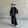 Conjunto esportivo casual para meninos, estilo outono e inverno, moletom moderno com zíper para meninos, conjunto de duas peças para crianças de meia-idade e mais velhas e estudantes