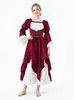 Vestido vintage de estilo court con cintura ceñida y detalle de lazo, con mangas acampanadas asimétricas en capas, perfecto para actuaciones en el escenario