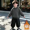 Conjunto de ropa de invierno para niños 2026 nuevo elegante bebé otoño e invierno chaqueta a cuadros conjunto de tres piezas ropa de invierno para niños