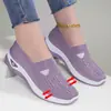 Zapatos de mujer de talla grande, con suela suave, para no cansar los pies, sin cordones, de malla, transpirables, de tela antigua de Beijing.