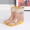 Botas de lluvia para mujer hasta la pantorrilla, forradas de felpa y engrosadas para abrigar, zapatos de goma antideslizantes, botas de lluvia de nuevo estilo, zapatos impermeables para días lluviosos