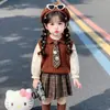 Conjunto de tres piezas de suéter a cuadros estilo universitario, chaleco y manga abullonada para niñas coreanas, nueva moda de campus para niños Otoño 2026