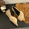 Sapatos da Moda com Decoração de Aumento de Altura Escondido Outono Versátil Pelúcia Local de Trabalho Bico Fino Deslocamento Novos Sapatos de Cano Baixo Femininos Emagrecedores 2026