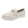 Mocasines de plataforma de gamuza talla grande, nueva colección primavera/otoño 2026, con diseño de cadena metálica, estilo retro y silueta poco profunda sin cordones
