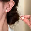 Brincos modernos de madrepérola natural em formato de trevo de quatro folhas, adequados para orelhas recém-perfuradas, estilosos e elegantes, com um design doce e charmoso, e uma estética popular de celebridade da internet