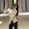 Suéter de tricô com gola cruzada para mulheres, camada interna justa, top novo estilo outono 2026, suéter curto, blusa básica, branco da moda