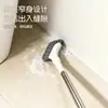 Escova de limpeza extensível para uso doméstico, projetada para limpar frestas de janelas e pisos, com corpo estreito e cabo longo, ideal para banheiros e outras áreas com espaços apertados.