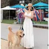 Wu Lingling Pluma Blanca Estilo Francés Luz de Luna Blanca Vestido Largo Vacaciones en la Playa de Verano Vestido de Tirantes Blanco