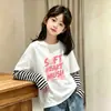 Camiseta de manga comprida para meninas, algodão puro, top de outono para crianças, adequada para usar como camada externa ou como camada base, design listrado, parece um conjunto de duas peças