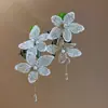 Flor de chifre com agulha de prata Flor com contas Laço de flor Brincos com borla redonda Brincos de tarraxa versáteis e elegantes Brincos de nicho de luxo leve