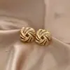 Pinzas Doradas Retro Cuadradas Trenzadas Perforadas para Orejas de Mujer Diseño de Moda Geométricas Huecas Pequeños Pendientes Fragantes Venta al por Mayor