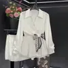 Camisa Elegante de Manga Longa Europeia e Americana para Mulheres, com Cintura Ajustável para Afinar, Design de Roupa de Trabalho Elegante, Blusa de Nicho