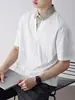 Ropa para Hombre Fengshe / Nuevo Estilo Verano 2026 Camiseta Versátil de Manga Corta Falsa de Dos Piezas para Hombre, Talla Grande, Corte Holgado, Marca de Moda Camiseta de Media Manga