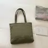 Bolsa de Penas Grande Capacidade Estilo Simples Feminina 2026 Nova Moda Bordado em Fio de Nylon Bolsa de Mão Acolchoada com Algodão Bolsa Tote Estudantil