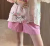 Elegante conjunto de dos piezas para mujer: camisa con bordados y protección solar y pantalones casuales de pierna ancha, un atuendo de verano único y hermoso