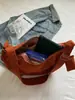 Bolsa de Ombro Feminina Casual Leve para o Trabalho, Nova Chegada Outono e Inverno Coreana Ins, Bordada com Letras, Modelo Dumpling