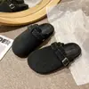 Sandalias Birkenstock estilo retro para mujer, colección otoño 2026, con lana, hebillas metálicas, un diseño casual y cómodo, adecuadas para uso en exteriores, y con estilo mule de punta cerrada
