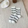 Calcetines con Etiqueta de Tela de Huevo para Mujer 2025 Otoño Nuevos Calcetines Rayados de Media Pantorrilla Trendy Hueso Cero Calcetines de Felpa para Mujer Calcetines Grises